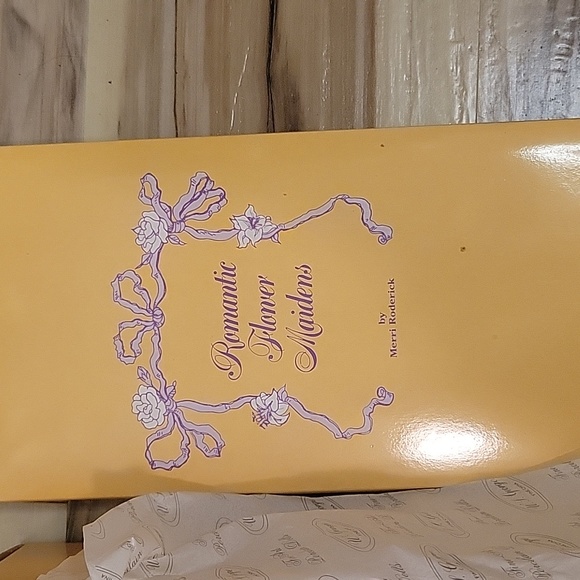 NWT Limited Edition Porcelain Romantic Flower Maidens "Daisy" 1990 - Picture 7 of 12